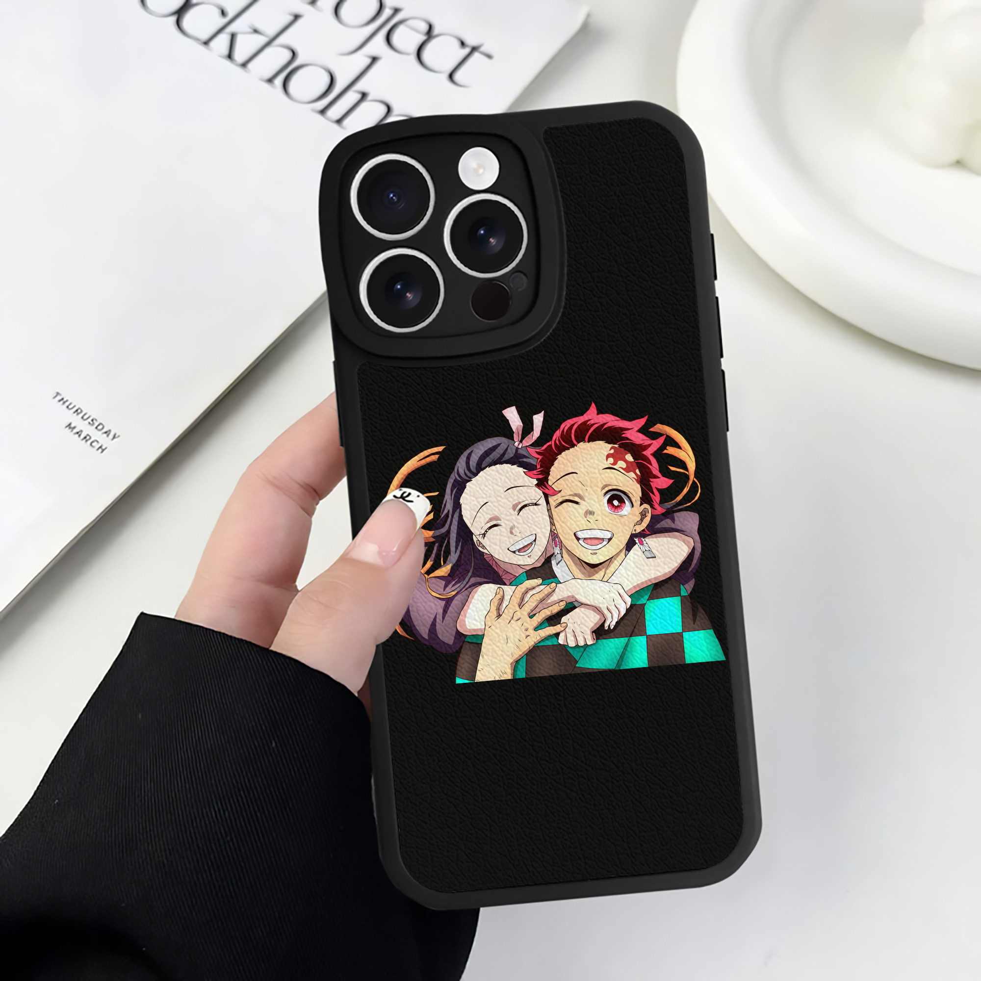 （画像用） 鬼滅の刃（きめつのやいば）竈門 禰󠄀豆子／かまど ねずこ Kamado Nezuko 【iPhone 16シリーズ対応】シリコンスマホケース（レザー調） 材質：シリコン